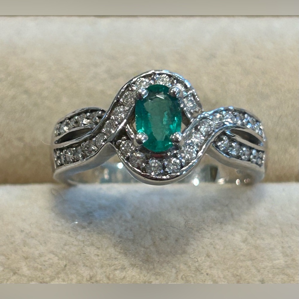 14KT WHITE GOLD NATURAL DIAMONDS AND EMERALD RING